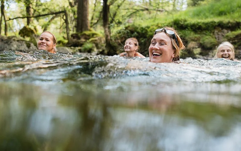 Eine Gruppe von Frauen übt Freiwasserschwimmen.