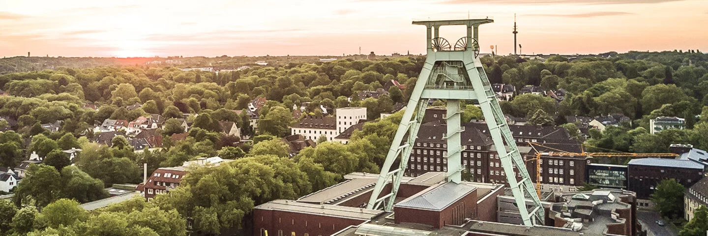 Bochum im Ruhrgebiet Panorama mit Förderturm vom Bergbaumuseum