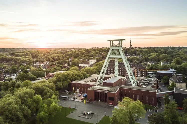 Bochum im Ruhrgebiet Panorama mit Förderturm vom Bergbaumuseum
