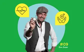 In der Mitte ist ein Foto von Doc Esser mit Schirmmütze und Stethoskop zu sehen. Links und rechts sind gelbe Sprechblasen mit einfachen, einfarbigen Symbolen zu sehen: links ein Herz mit Herzschlaglinie, rechts zwei Hände, die ein Pluszeichen umschließen.