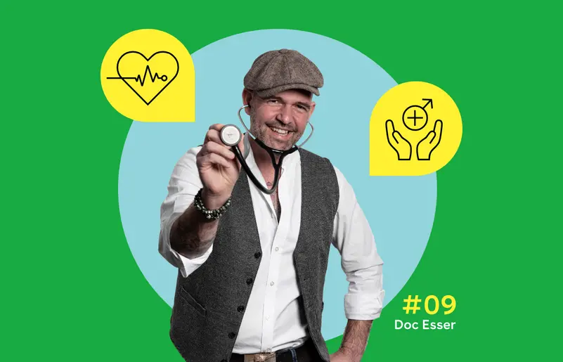 In der Mitte ist ein Foto von Doc Esser mit Schirmmütze und Stethoskop zu sehen. Links und rechts sind gelbe Sprechblasen mit einfachen, einfarbigen Symbolen zu sehen: links ein Herz mit Herzschlaglinie, rechts zwei Hände, die ein Pluszeichen umschließen.