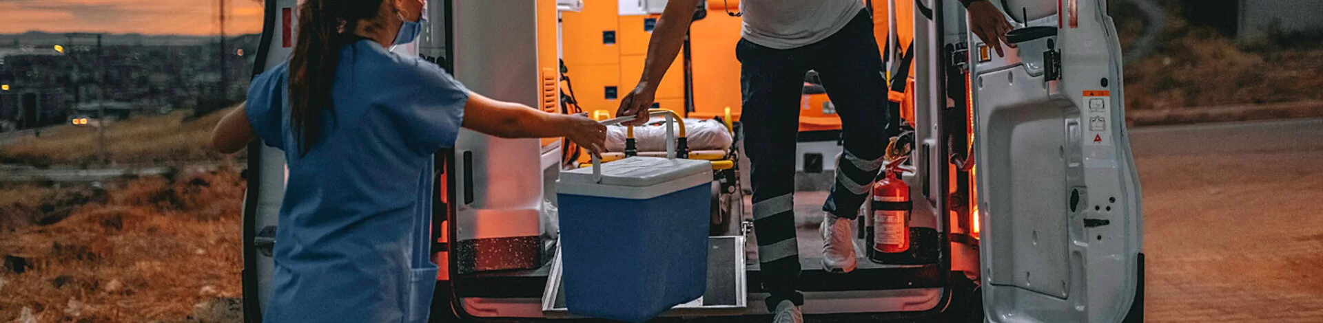 Eine Frau und ein Mann transportieren ein Spenderorgan. Vor der Entnahme sind zahlreiche ethische Fragen zu klären.