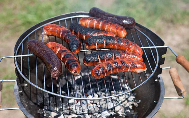 Auf einem Grill liegt verbranntes Fleisch.