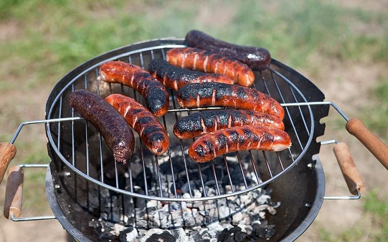 Auf einem Grill liegt verbranntes Fleisch.