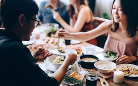 Zwei Personen essen in einem asiatischen Restaurant.