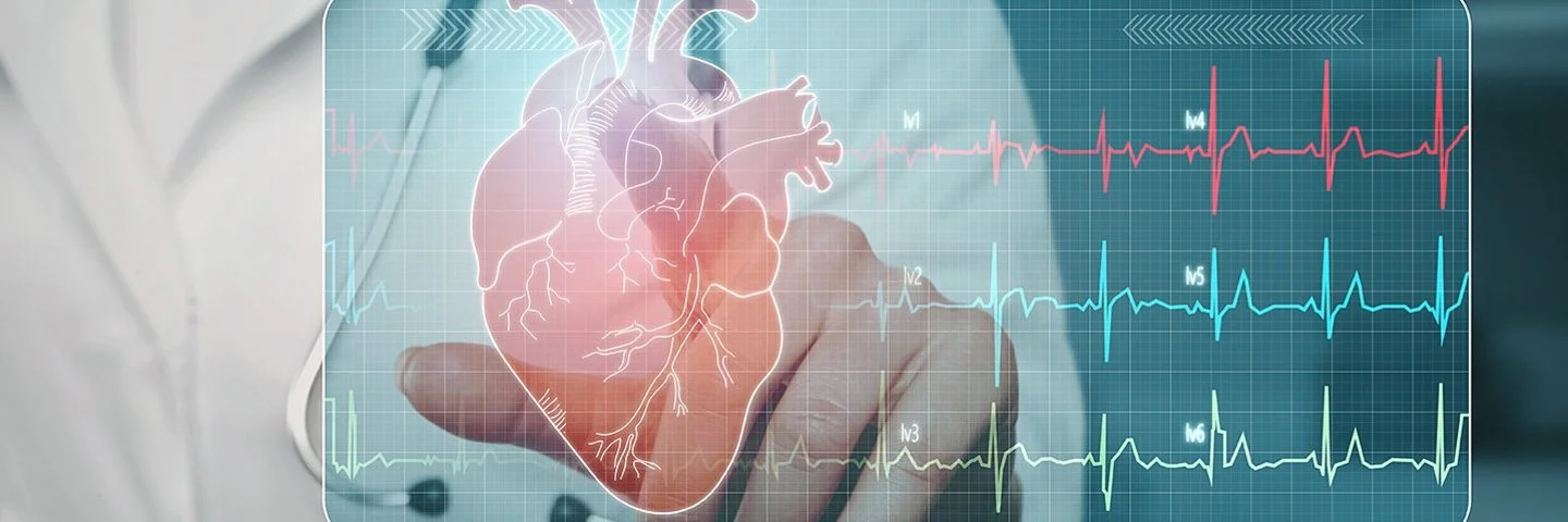 Eine Ärztin nutzt im Krankenhaus digitale Technologien und tippt mit dem Finger auf eine medizinische Kardiologie-Schnittstelle.