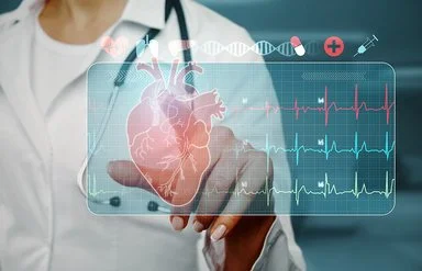 Eine Ärztin nutzt im Krankenhaus digitale Technologien und tippt mit dem Finger auf eine medizinische Kardiologie-Schnittstelle.