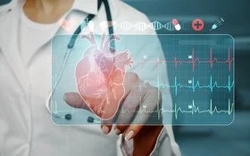 Eine Ärztin nutzt im Krankenhaus digitale Technologien und tippt mit dem Finger auf eine medizinische Kardiologie-Schnittstelle.