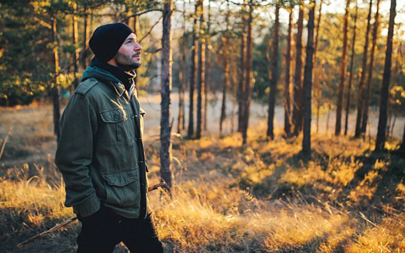 Ein Mann geht im Wald spazieren, um Magenschmerzen loszuwerden.