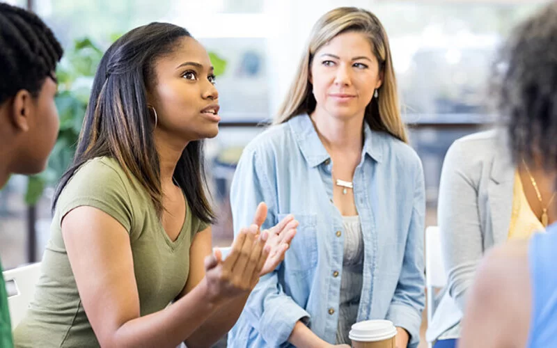 Junge Mütter in einer Selbsthilfegruppe für Betroffene einer postpartalen Depression.