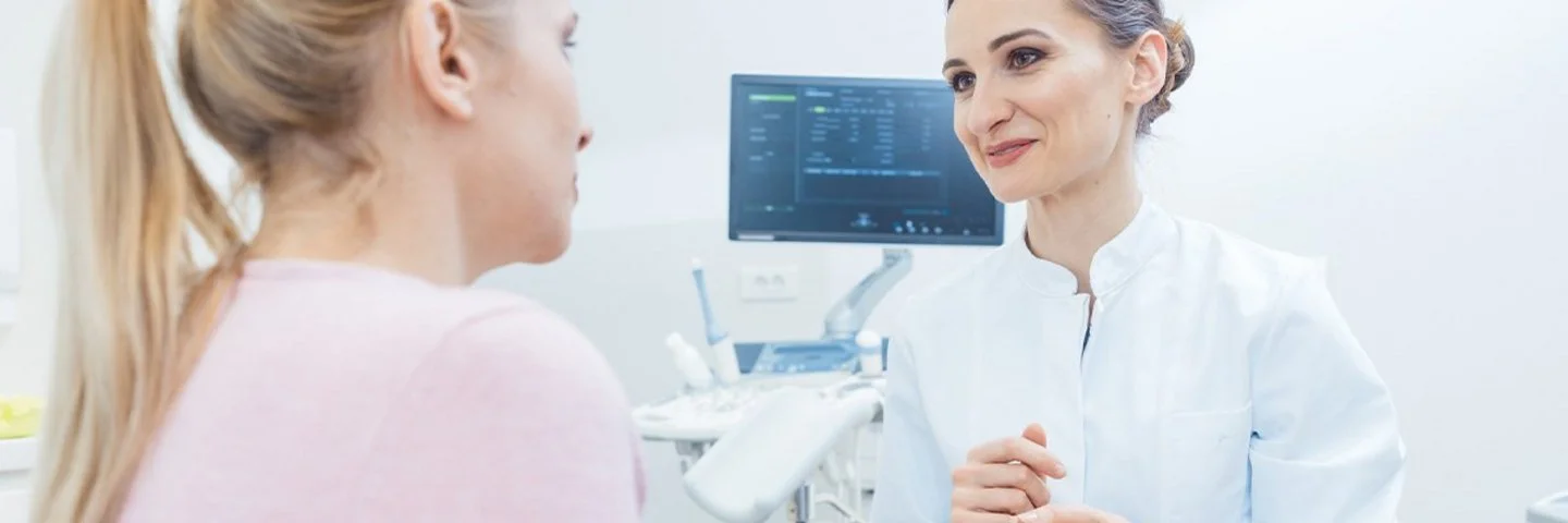 Frauenärztin beantwortet Patientin ihre Fragen