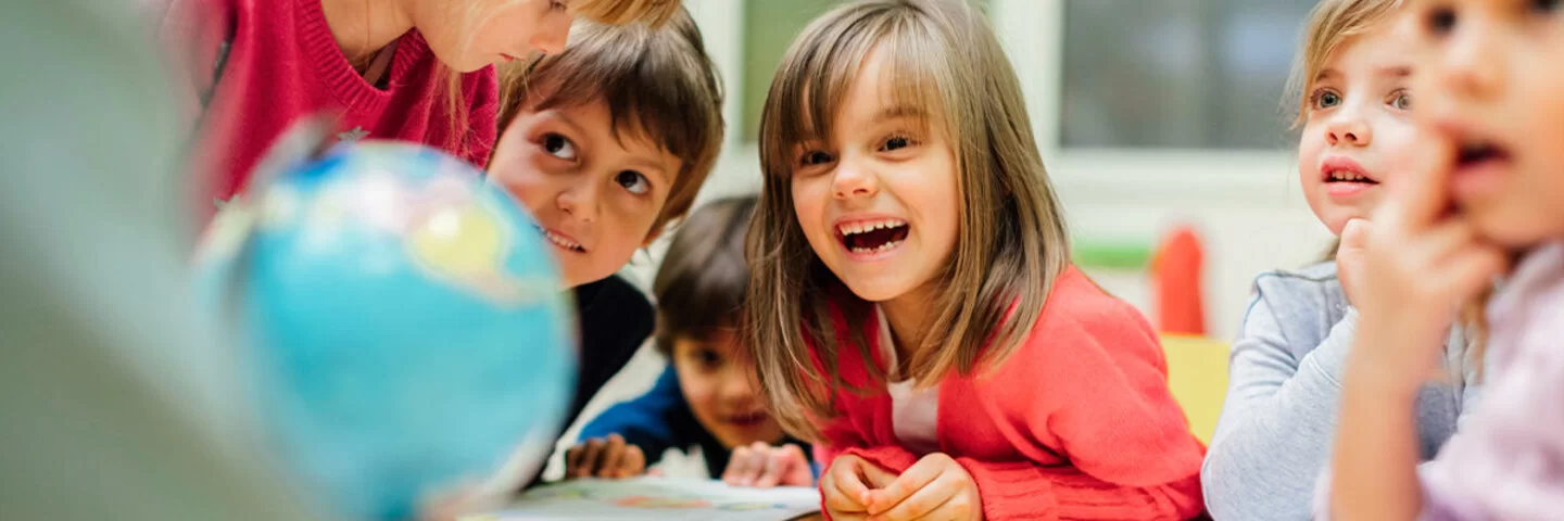 Kinder lernen und lachen zusammen