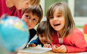 Kinder lernen und lachen zusammen