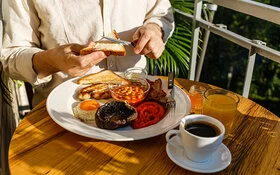 Mann isst englisches Frühstück.