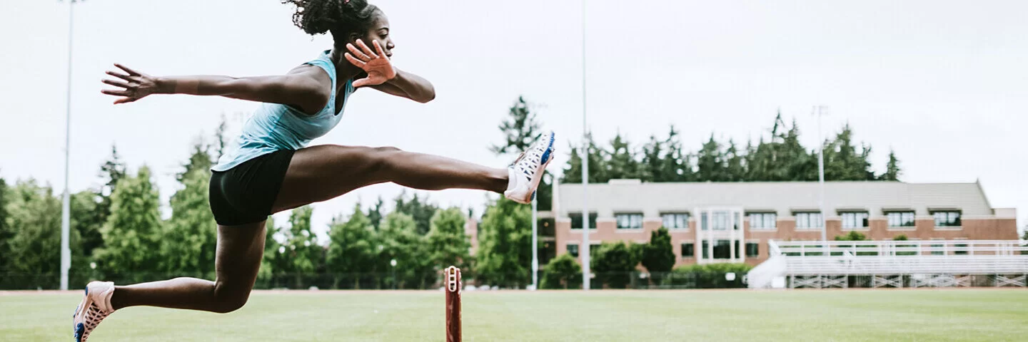 Hürdenläuferin wächst dank Neuroathletik-Training sportlich über sich hinaus.