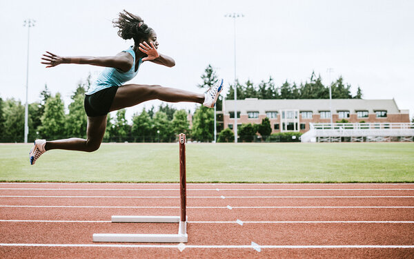 Hürdenläuferin wächst dank Neuroathletik-Training sportlich über sich hinaus.