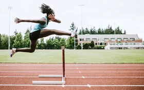Hürdenläuferin wächst dank Neuroathletik-Training sportlich über sich hinaus.