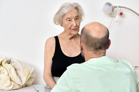 Eine ältere Frau spricht mit ihrem Arzt. Demenz belastet Patienten und Angehörige gleichermaßen.