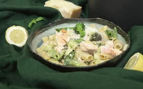 Frisch gekochte One-Pot-Pasta mit Lachs und Brokkoli von Felicitas Then.