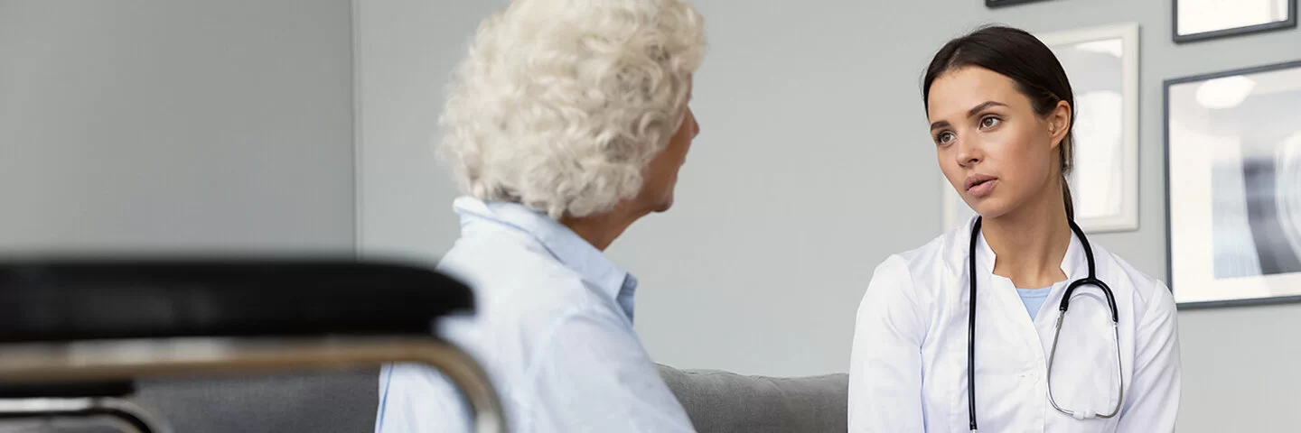 Eine Frau besucht nach ihrer Krebsdiagnose die Psychoonkologie.