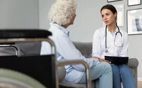 Eine Frau besucht nach ihrer Krebsdiagnose die Psychoonkologie.