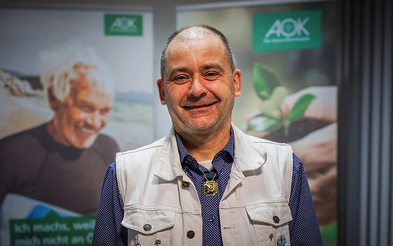 Porträt von Silvio Zschaage, Preisträger des Empathie-Awards Pflege, Wohnbereichsleiter der Evangelischen Altenhilfe Gesundbrunnen in Zierenberg.