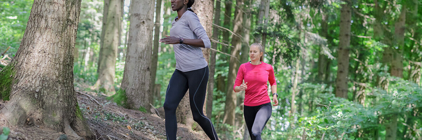 Frauen beim Trailrunning im Wald