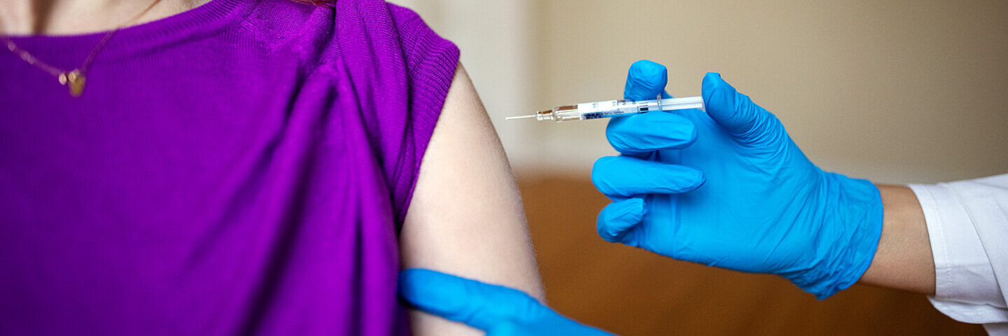 Eine Frau erhält eine Coronaimpfung.