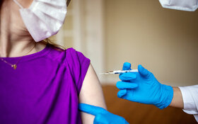 Eine Frau erhält eine Coronaimpfung.