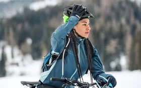 Radfahrerin ist auch im Winter sicher auf dem Fahrrad unterwegs.