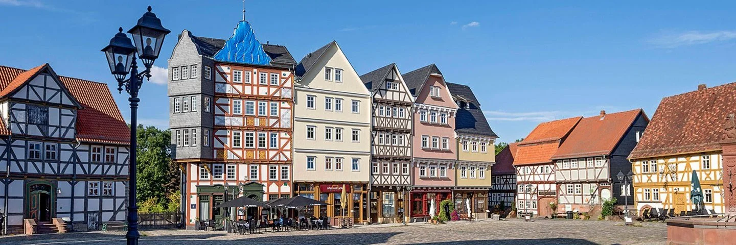 Leerer Marktplatz in Gießen mit Fachwerkhäusern.