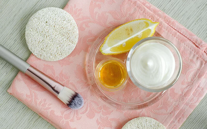 Zitrone, Honig und Joghurt sind passende Zutaten, um eine Gesichtsmaske selber zu machen.