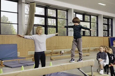 Schüler beim Schulsport in der Turnhalle