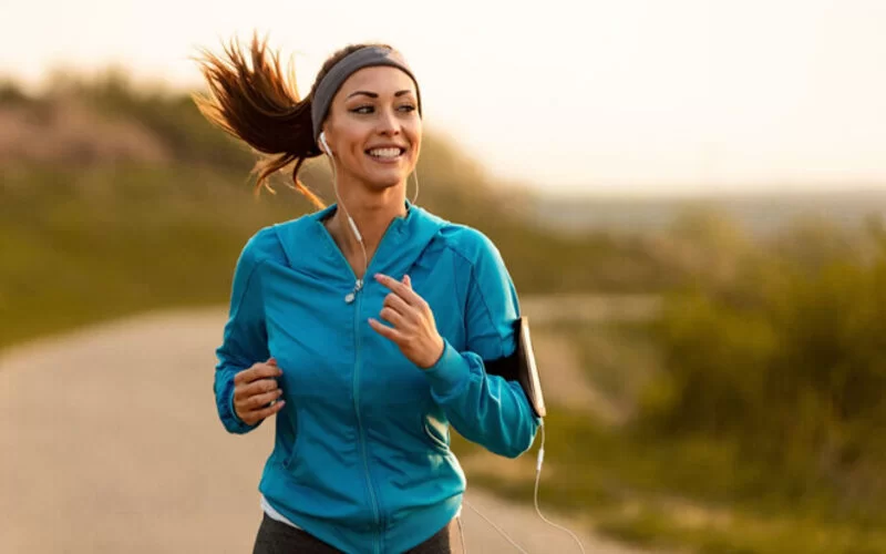 Eine Frau joggt und lächelt.