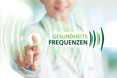 Das Bild zeigt den Schriftzug "Gesundheitsfrequenzen". Links neben dem Schriftzug drückt eine Frau mt ihrem Zeigefinger dem Betrachter zugewandt in einen weißen Kreis.