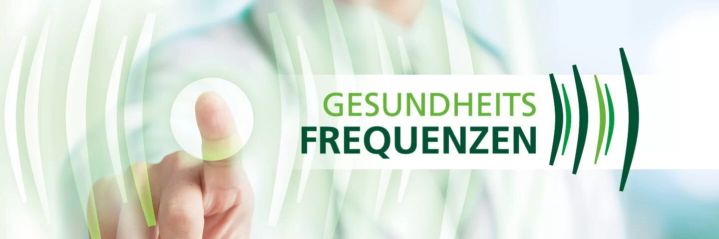 Das Bild zeigt den Schriftzug "Gesundheitsfrequenzen". Links neben dem Schriftzug drückt eine Frau mit ihrem Zeigefinger dem Betrachter zugewandt in einen weißen Kreis.