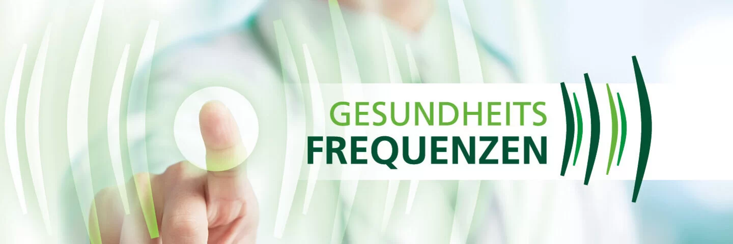 Das Bild zeigt den Schriftzug "Gesundheitsfrequenzen". Links neben dem Schriftzug drückt eine Frau mit ihrem Zeigefinger dem Betrachter zugewandt in einen weißen Kreis.