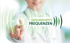 Das Bild zeigt den Schriftzug "Gesundheitsfrequenzen". Links neben dem Schriftzug drückt eine Frau mit ihrem Zeigefinger dem Betrachter zugewandt in einen weißen Kreis.