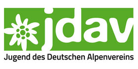 Das Bild zeigt das Logo des deutschen Alpenvereins. In weißer Schrift steht auf hellgrünem Untergrund: "jdav". Auch sieht man eine weiße Blume.