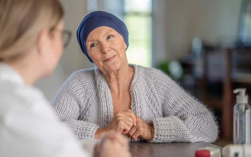 Eine Krebspatientin spricht mit einer Ärztin.