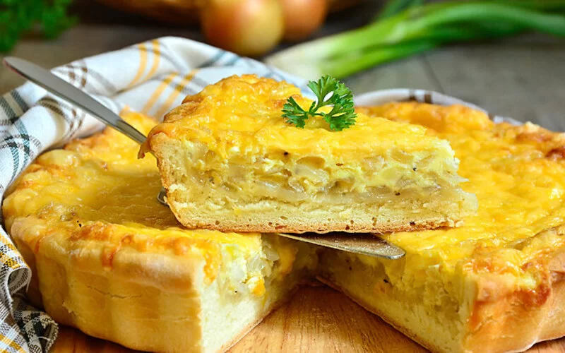 Angeschnittener Zwiebelkuchen mit Tortenheber