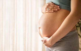 Eine Frau mit Babybauch in den letzten Schwangerschaftswochen.