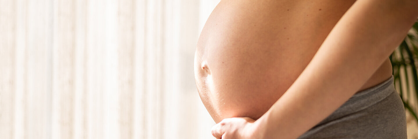 Eine Frau mit Babybauch in den letzten Schwangerschaftswochen.