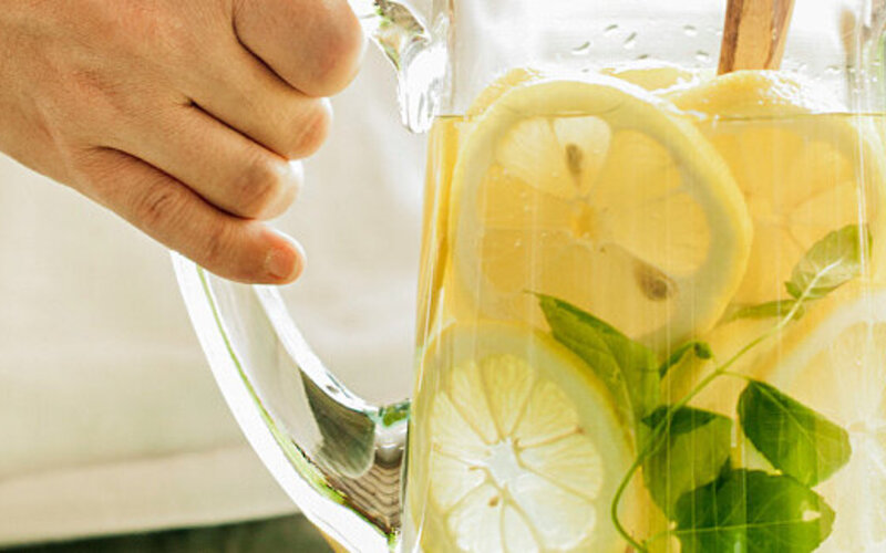 Gesunder Durstlöscher: Infused-Water-Rezept mit Zitrone und Minze
