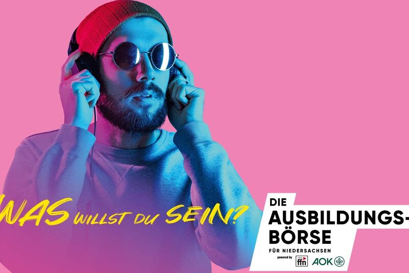Das Bild zeigt eine Anzeige für die Ausbildungsbörse der AOK. Darauf ist ein Mann mit Sonnenbrille und Kopfhörern abgebildet, der mit beiden Händen an die Hörmuscheln greift.