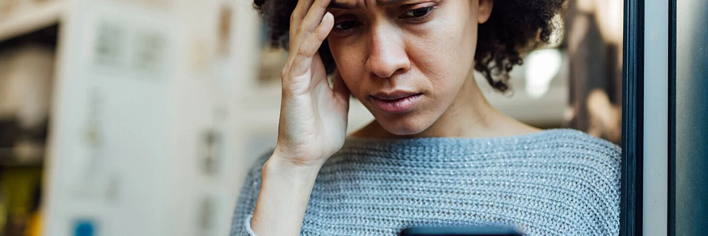 Frau mit Hypochondrie googelt ihre Symptome auf dem Smartphone.