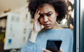Frau mit Hypochondrie googelt ihre Symptome auf dem Smartphone.
