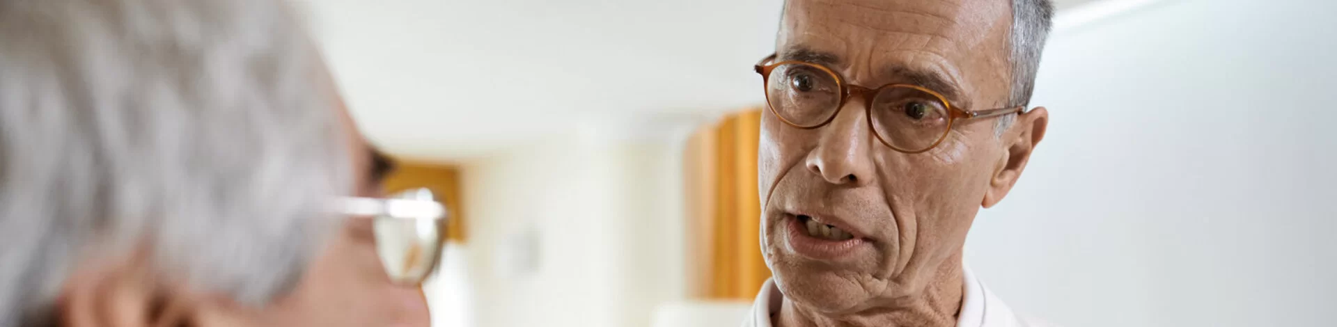 Ein Therapeut ist im Gespräch mit einem Patienten. Die Soziotherapie kann die Psychotherapie sinnvoll ergänzen.