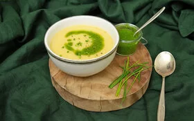 Kartoffelsuppe Rezept mit Schnittlauchöl von Felicitas Then.