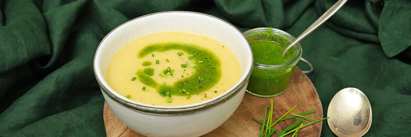 Kartoffelsuppe Rezept mit Schnittlauchöl von Felicitas Then.